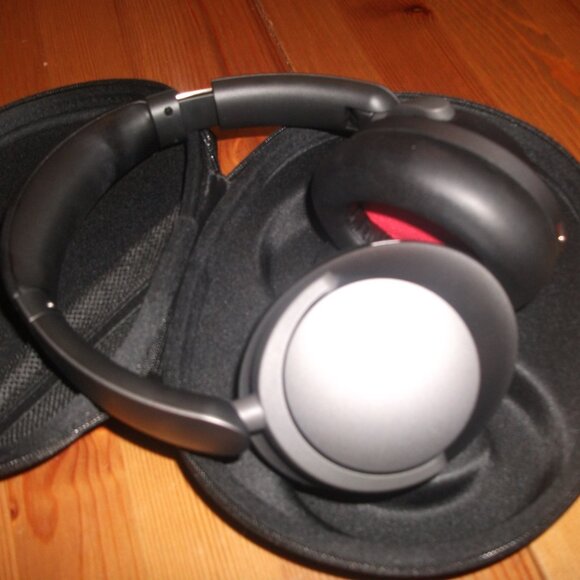 Active Noise Cancelling Headphones, Like New, Bluetooth. - Picture 4 of 4